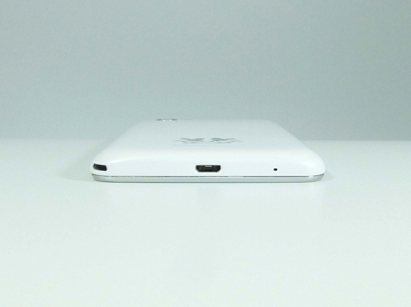 下部。キャップレス防水を採用しているため、microUSBポートはむき出し