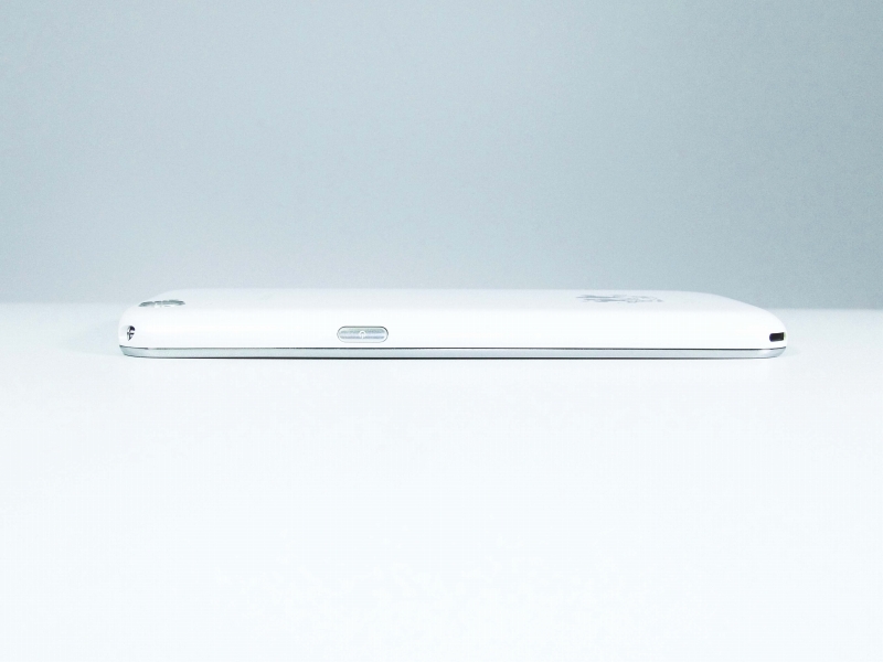 右側面。電源ボタン