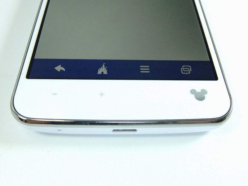 前面ディスプレイの左下に音量ボタン。前面キーはオンスクリーン方式