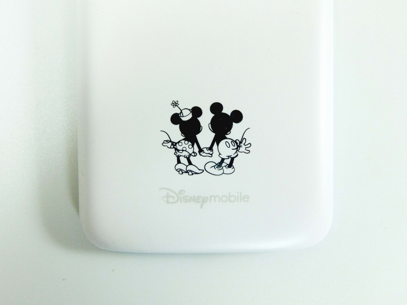 背面にミッキーとミニーのシルエットが印刷されている