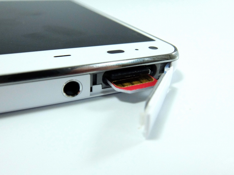 上部キャップ内にプッシュ式のmicroSIMスロットとmicroSIMスロット