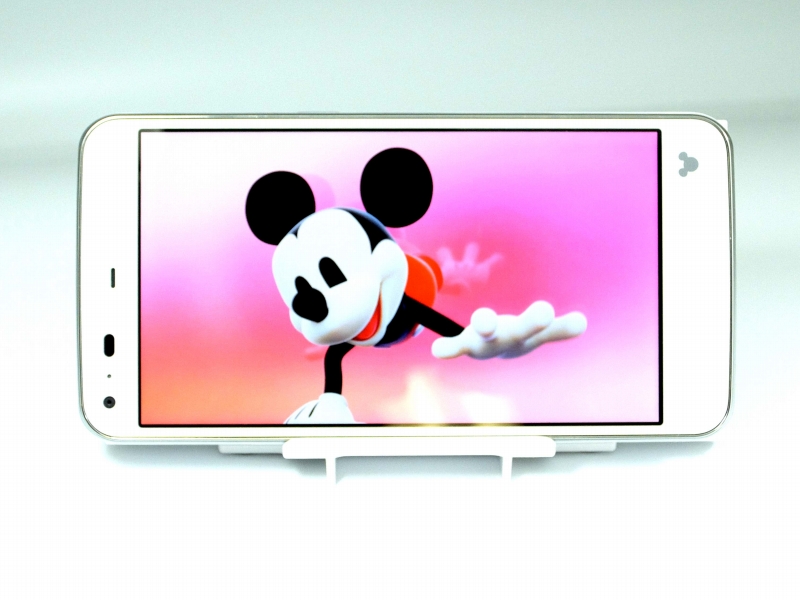 スタンドに端末を置くと、ミッキーがでてくるウェルカムムービーが再生される