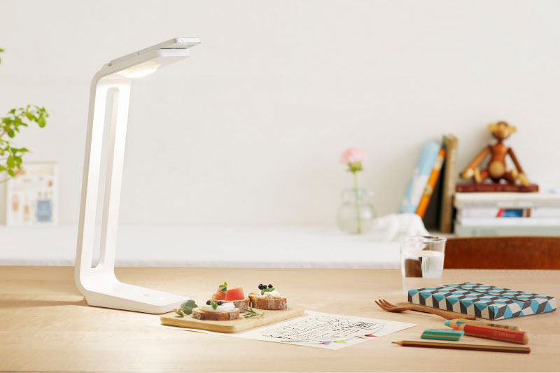 PFUの「SnapLite」。シンプルなデザインのデスクスタンド（デスクライト）で、iPhone 5シリーズと組み合わせるとスキャナ的な使い方ができる。レシートや名刺や書類などの撮影から、小物やネイルやお弁当などの立体物などの撮影も可能。PFUダイレクト価格は1万2800円（税込）