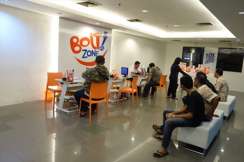 GAJAH MAD PLAZAのBolt! ZONEで端末購入。イスの色もオレンジで統一されていた