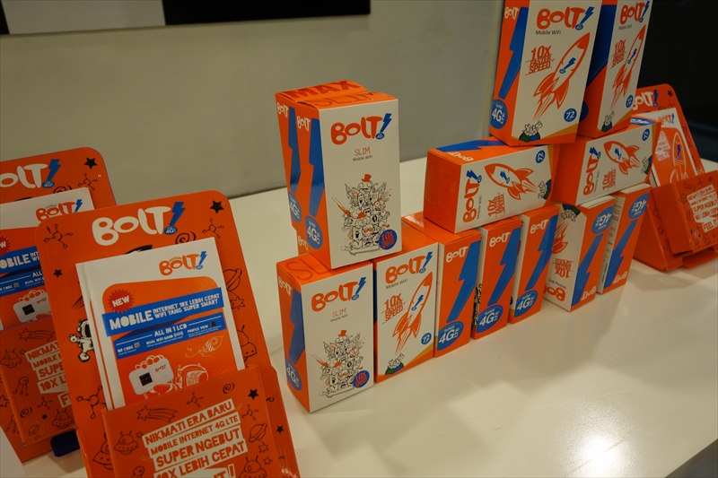 Bolt!対応モバイルWi-Fiルーター。パッケージに「Slim」や「MAX」と記載の無いものがMF90。販促物に使われている色もオレンジベース