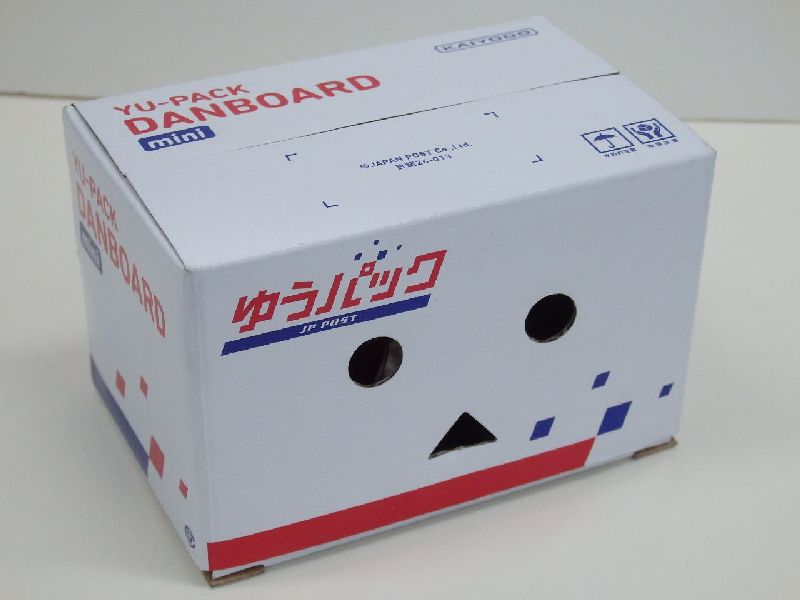 ぱっと見穴の空いた段ボール箱である