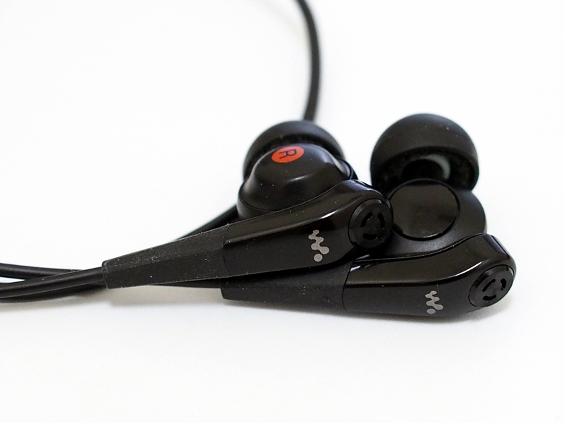 イヤホンが別売だったため、Walkman用の「MDR-NWNC33」を購入した。ちなみに、ノイズ集音用のマイクは通話時にもマイクとして機能する。ただし、通話した相手によると、あまり音質はよくなかったようだ