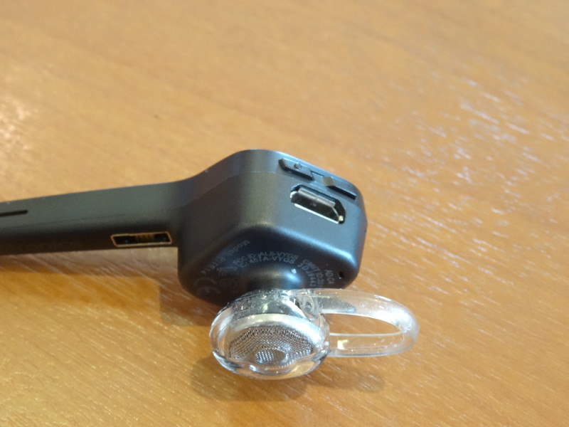 スピーカー部にアダプターを装着して耳に取り付ける。アダプターは複数サイズが用意されている