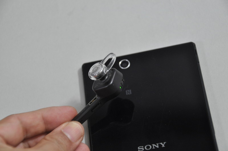 スマホとの接続はNFCで。対応スマホならタッチだけで接続できる