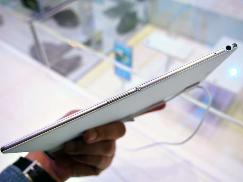 6.4mmと非常に薄い。薄さ、軽さにこだわるのXperia Tabletシリーズの特徴を受け継いでいる