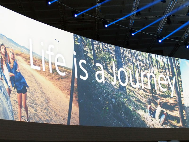 「Life is a Journey」がコンセプト。Lifelogアプリで履歴の蓄積と将来の予想を行うという枠組みは、初代「SmartBand」発表時に披露された