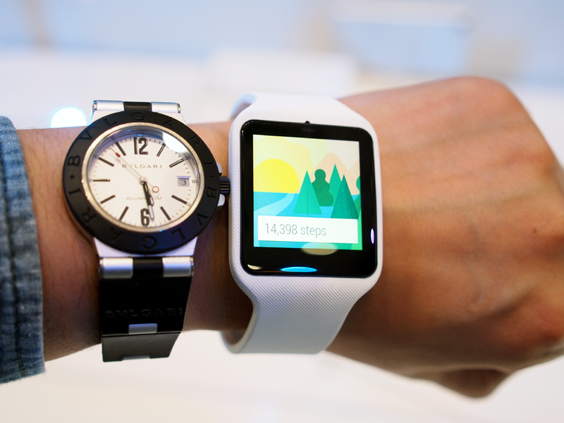 1.6インチのディスプレイを搭載しており、サイズは36×10×51mm。男性用の腕時計より、やや大きめ