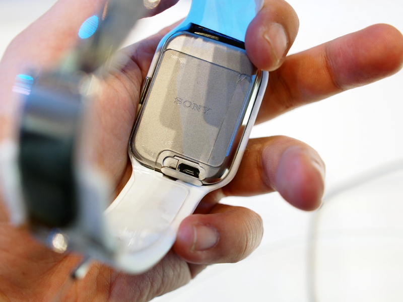 1.6インチのディスプレイを搭載しており、サイズは36×10×51mm。男性用の腕時計より、やや大きめ