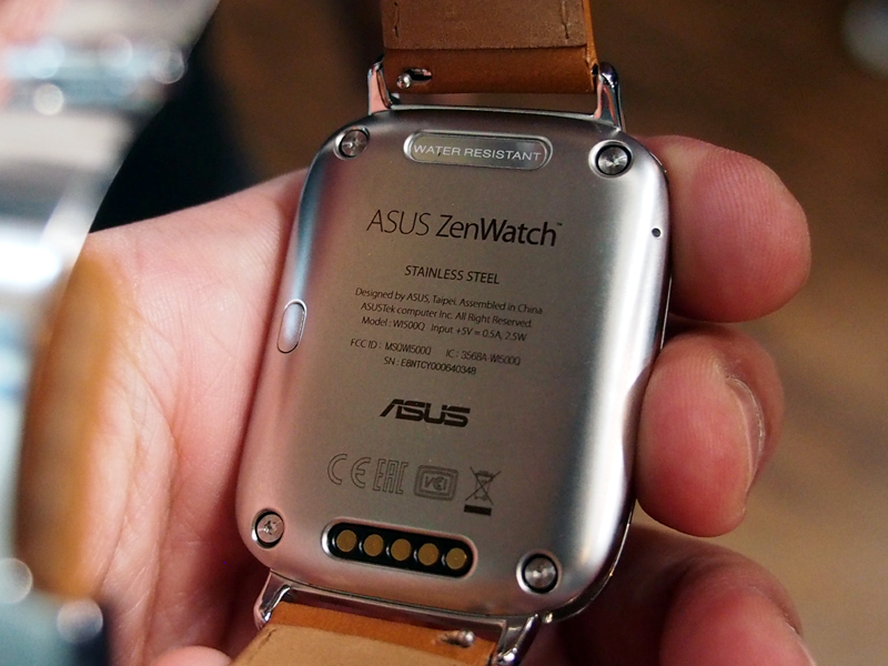 背面には充電用の端子を備える