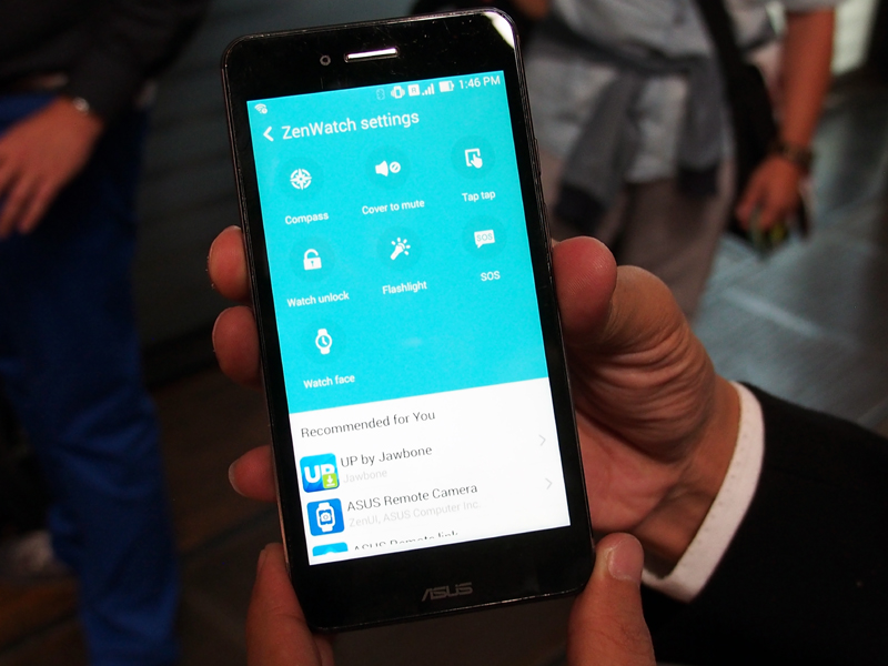 Android Wearだが、接続用に専用アプリを用意しており、時計のロックやデザインの変更などを行える。ライフログアプリも用意