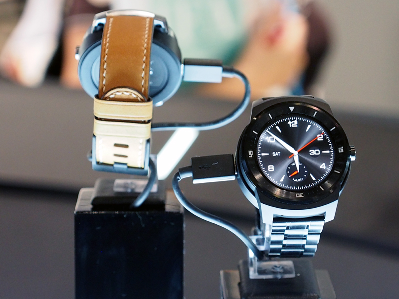 レザーベルトや金属ベルトをつけたところ