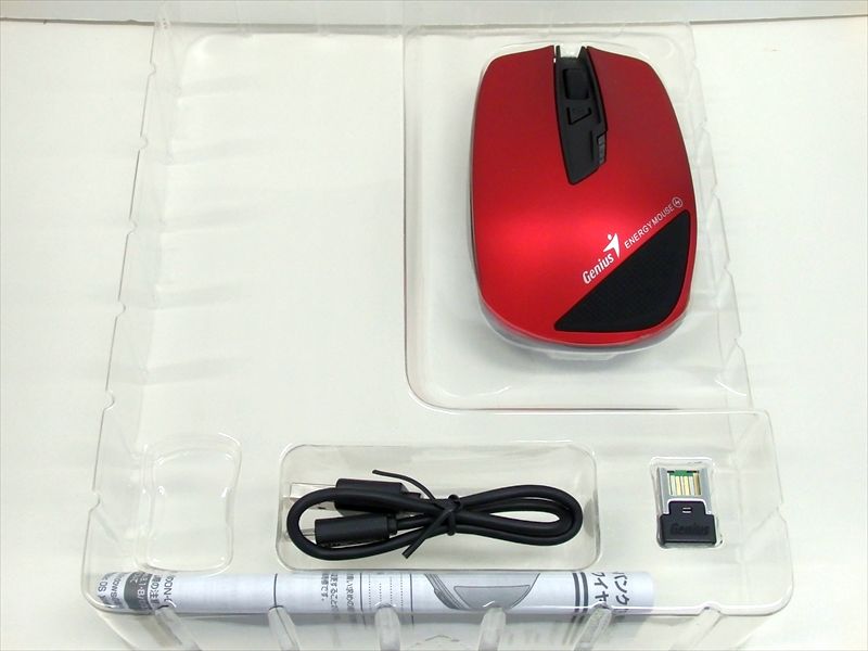 本体のほかにmicroUSBケーブル、ワイヤレスレシーバーが付属する