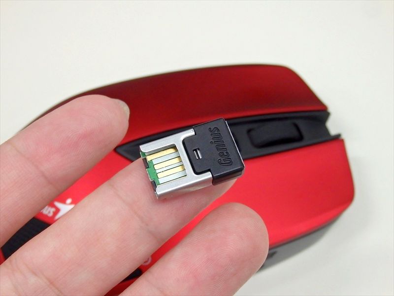 レシーバーは小型タイプなのでパソコンに差し込んでもかさばらない。またマウスにレシーバー収納スロットが用意されている