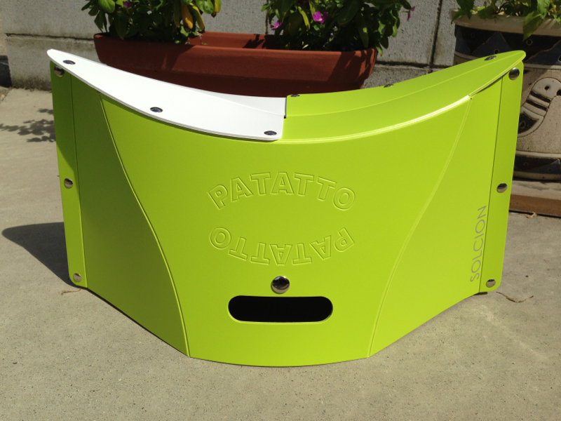 折りたたみチェア「PATATTO」アールを描いた座面が目を引く