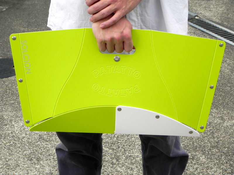 少し幅が広いブリーフケース程度の大きさ