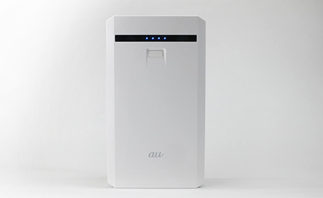 ポータブルバッテリー「octa iL 10000」大容量10000mAhバッテリーを搭載。2つのUSBポートでiPhone、iPadの2台同時充電も可能。デザインはauオリジナル（税込1万2096円）