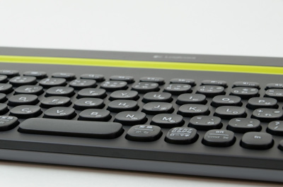 ずっしりとした重厚感、3デバイス切替対応のワイヤレスキーボード