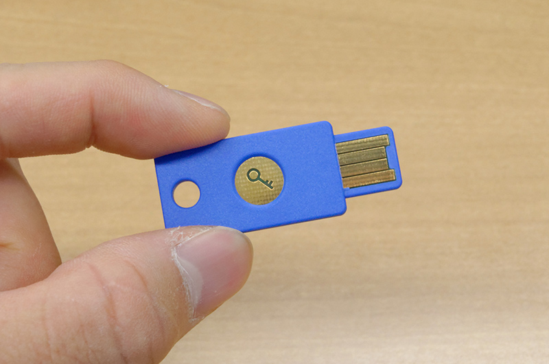 端子部分はむき出し。カギマークにタッチすることで認証のトリガーとなる