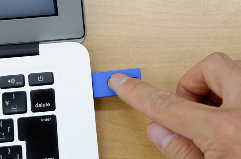 他のWebブラウザでアクセスすると通常のワンタイムパスワード入力画面となる