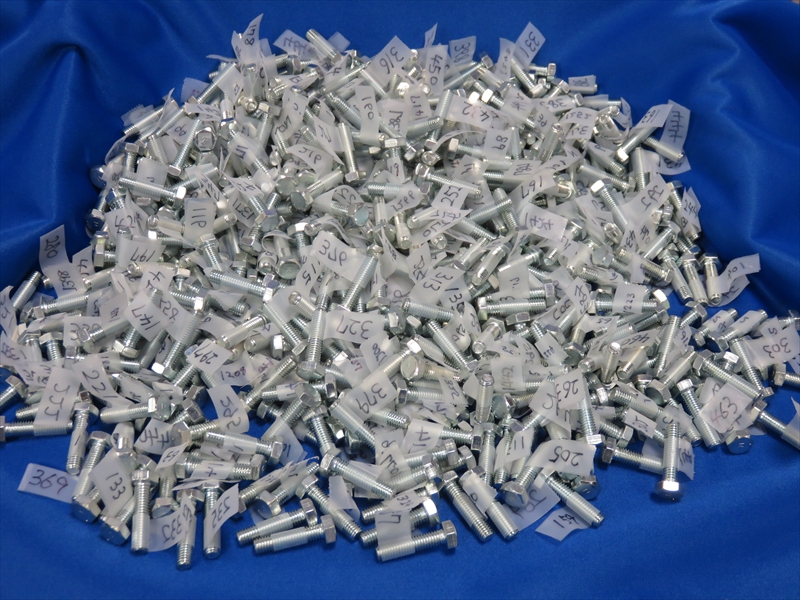 大量のネジの山