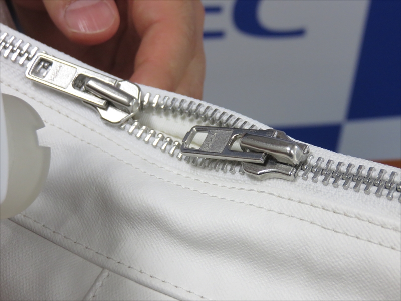 バッグはファスナーで個体を識別する