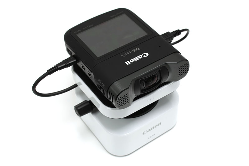 「カメラパンテーブル CT-V1」に「iVIS mini X」をセットした様子。三脚の上に取り付けることもできます。