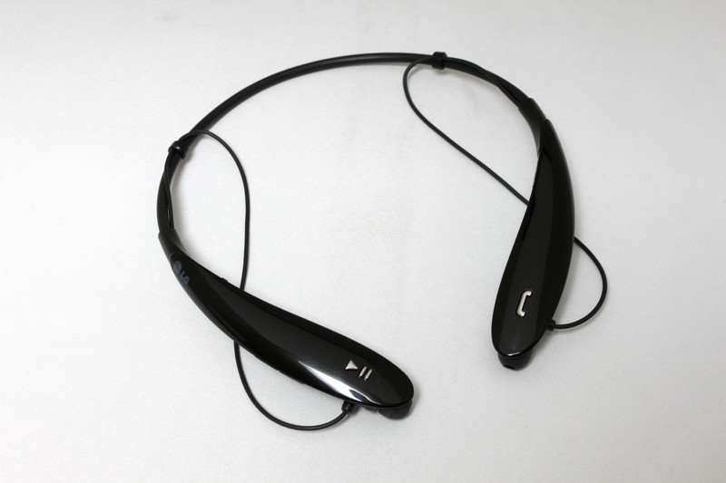 首にかけられるネックストラップ対応で、イヤホン部を格納できる