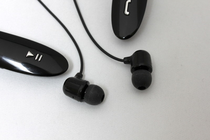 イヤホンはカナル型なので、耳にフィットする