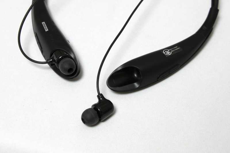 イヤホンは通話ボタンと再生ボタンの裏側にしまえる