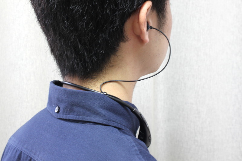 ネックストラップは軽い素材で、後方は細くなっている