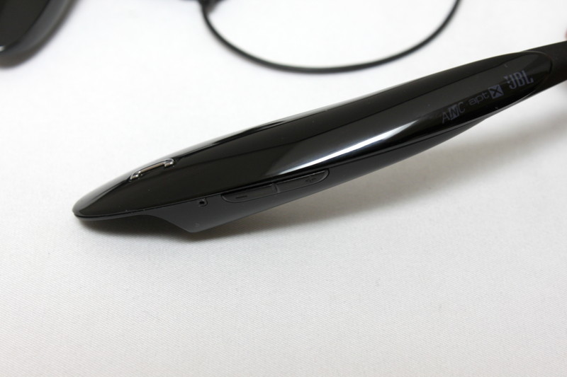 通話ボタンの左側に音量キーを搭載。これもわかりやすい