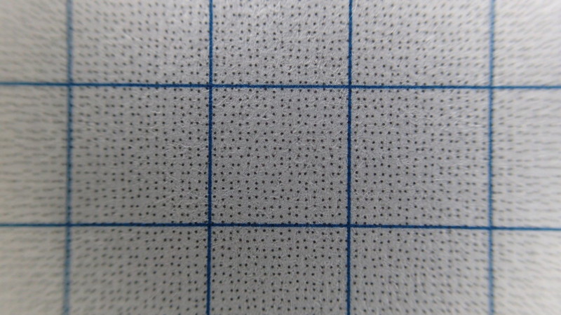 専用ノートの表面を拡大鏡で大きくして見ると座標を表すドット模様が見える