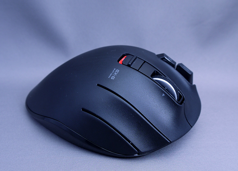 手が自然と目的の位置に、無理なく置かれる形状になっている