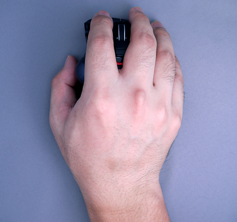 人より大きい筆者の手でも、はみ出さず自然に使える