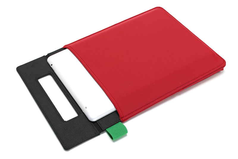 10インチまでのタブレット用の「Mサイズ」にARROWS Tab F-02Fを入れてみました。ハンドルの折り返し部分にタブレットの端が軽くかかるので、ハンドルはタブレットを入れた側には折り畳めません。が、大きな問題ではありませんな。