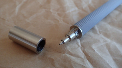 精巧で重厚感が際立つ、コンクリート製のローラーボールペン