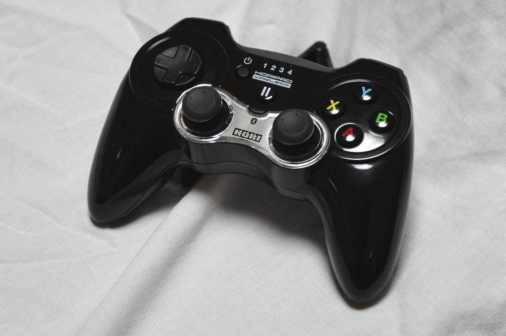 HORIPAD Wireless for iPhone。見た目はPS用コントローラによく似ている