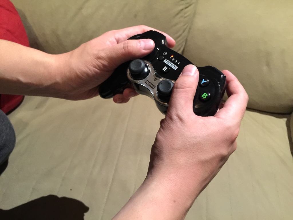 手にしっくりと違和感なく馴染む大きさと形。振動機構を内蔵しないため、本体自体は軽め