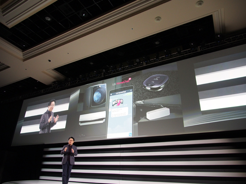 LINEを活用して家電を対話形式でコントロール「HomeChat」も、機能が強化される。IoTの一環として、ウェアラブル端末でのコントロールも可能になる