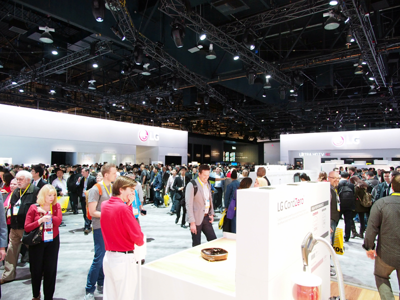 CES開幕日のLGブースは、来場者が多数詰め掛けていた