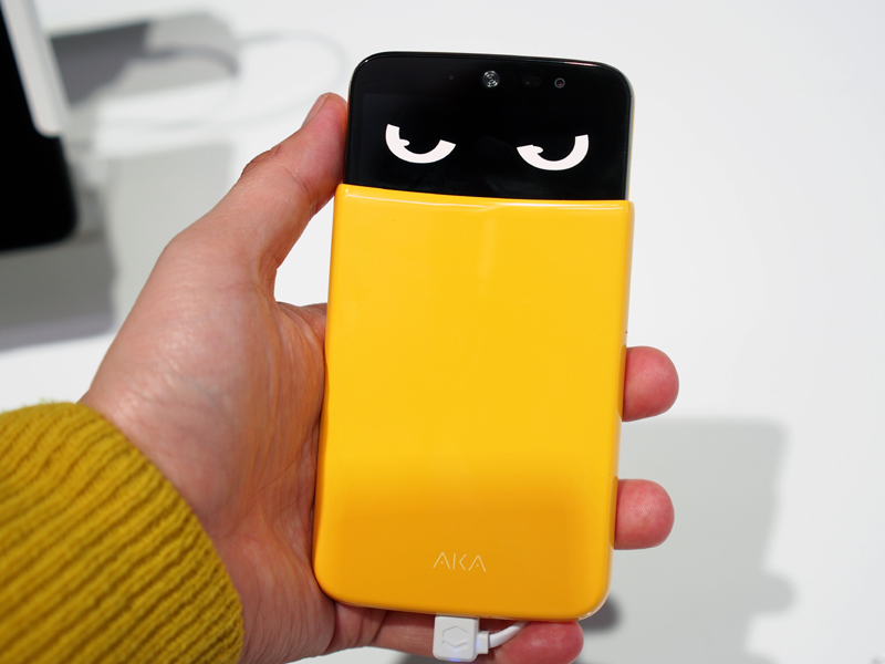 キャラクターを持ったスマートフォンの「AKA」