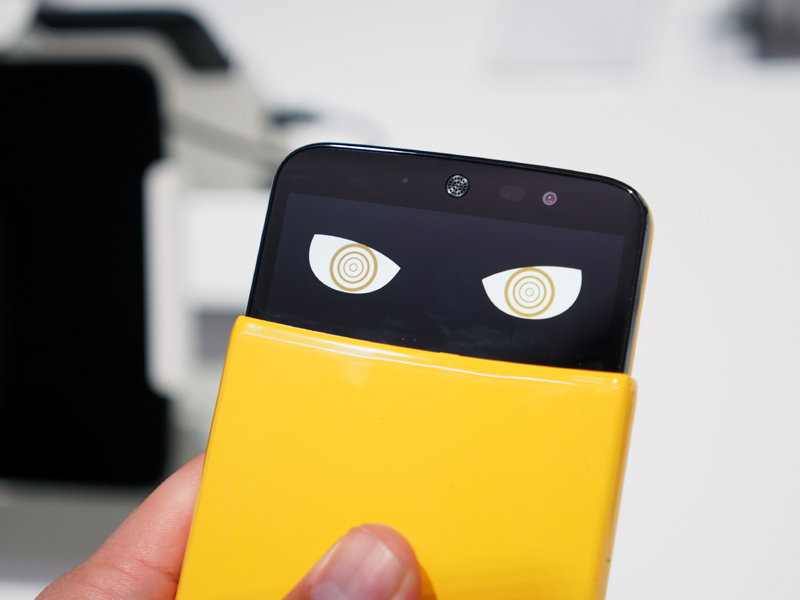 キャラクターを持ったスマートフォンの「AKA」