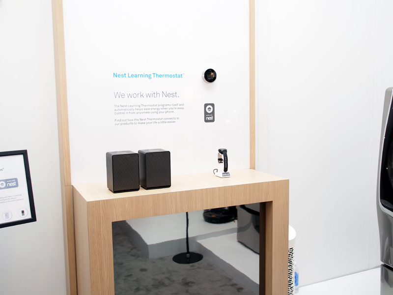 G Watch Rでさまざまな家電を音声コントロールするデモを行った