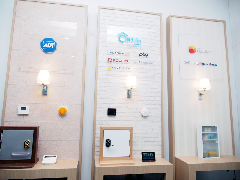 IoT関連製品を作るメーカーとも提携。スマートフォンで、LG以外の製品を操作し、家の鍵をかけたり、照明をオフにしたりといったことが可能になる