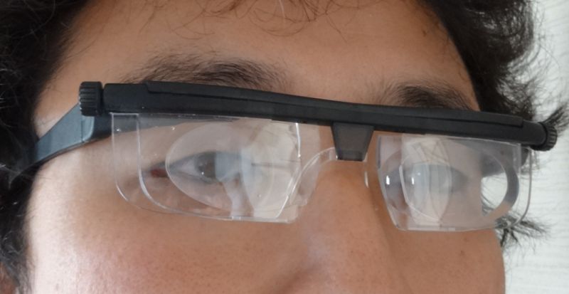 横から見ると普通のメガネと同じだが、前から見ると不思議なメガネに